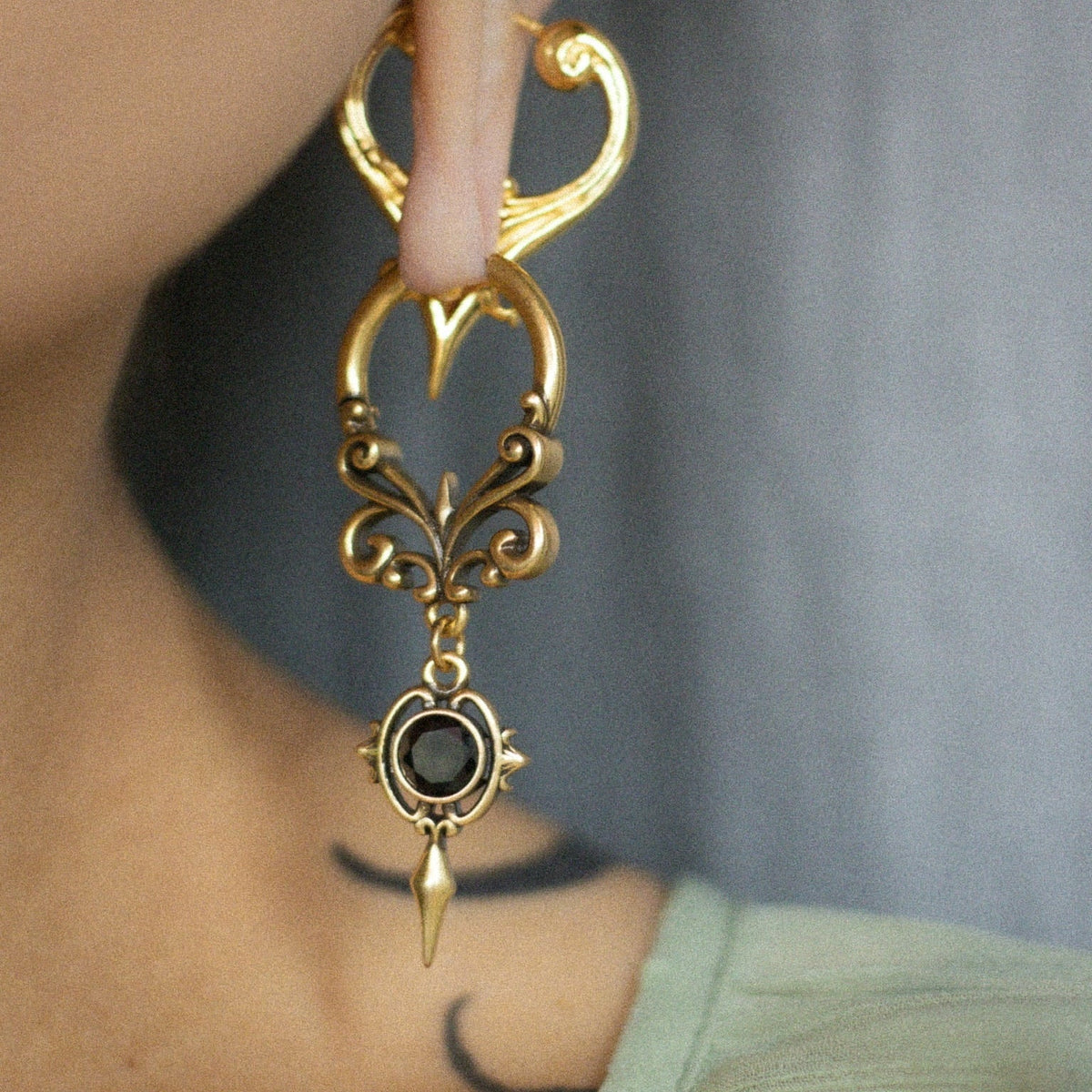 GOTHIC CREST EARRINGS